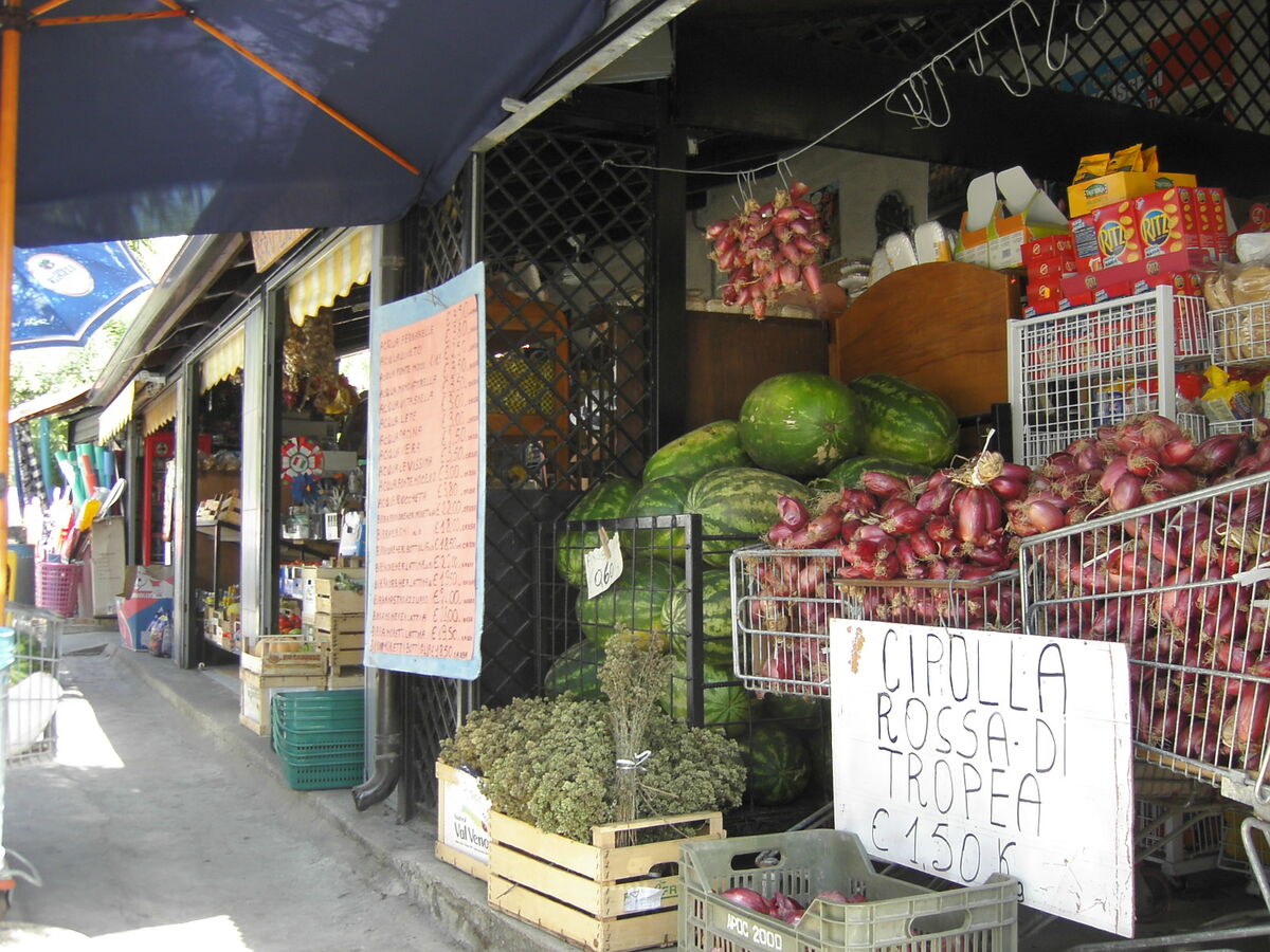 Mercato con la Cipolla Rossa di Tropea