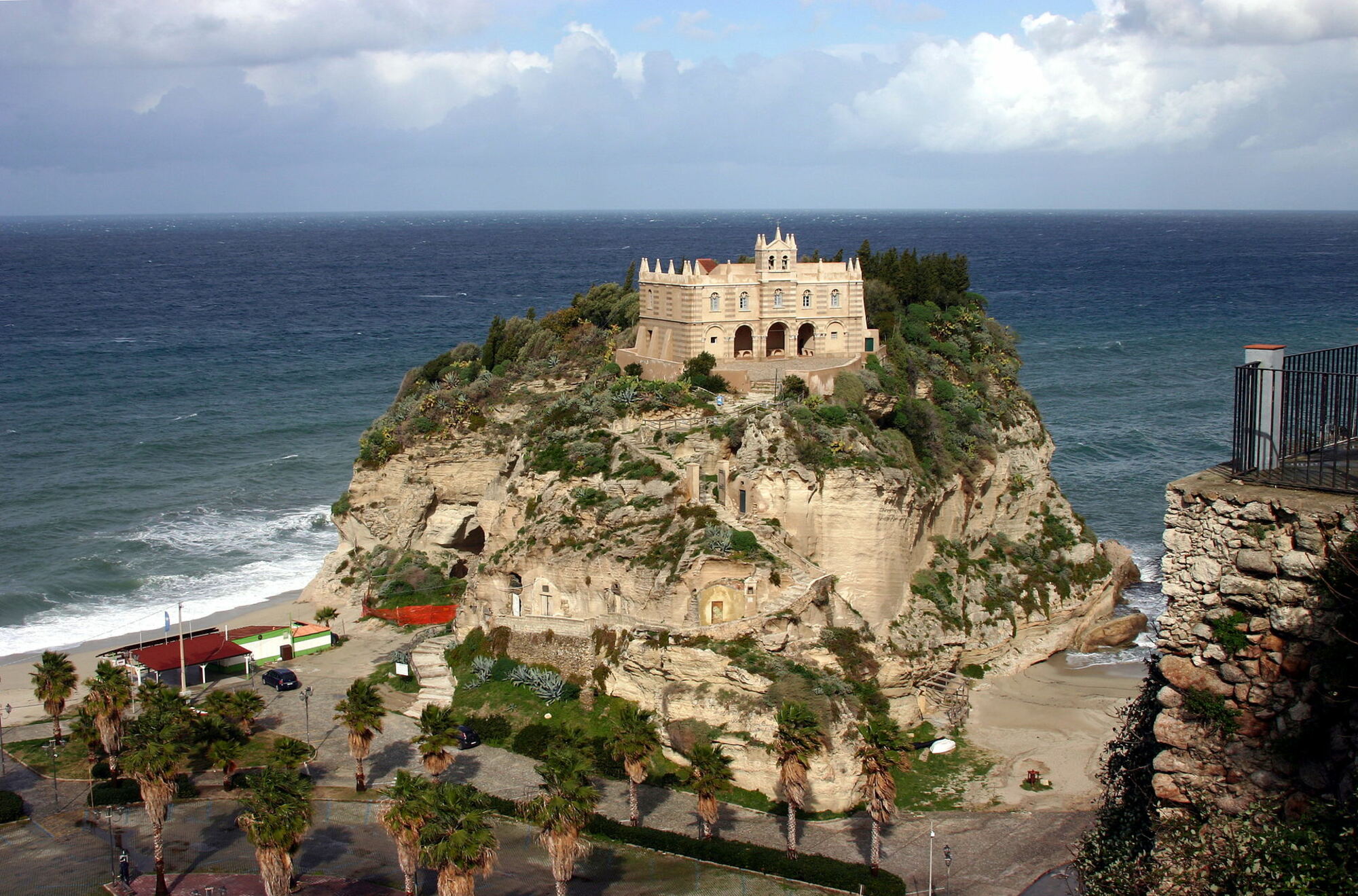Il santuario di Santa Maria dell'Isola a Tropea, sulla Costa degli Dei