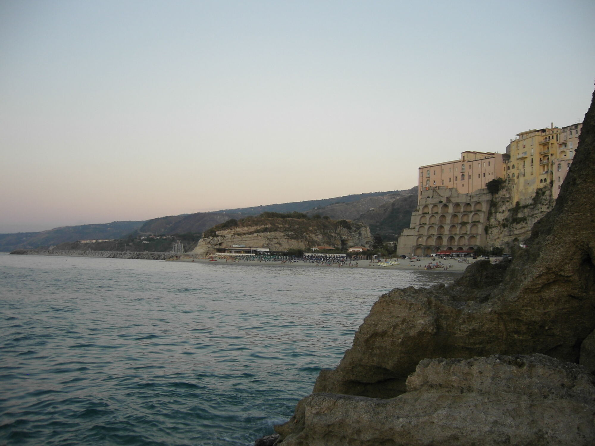 Tropea al tramonto, vista dalla scogliera sulla Costa degli Dei